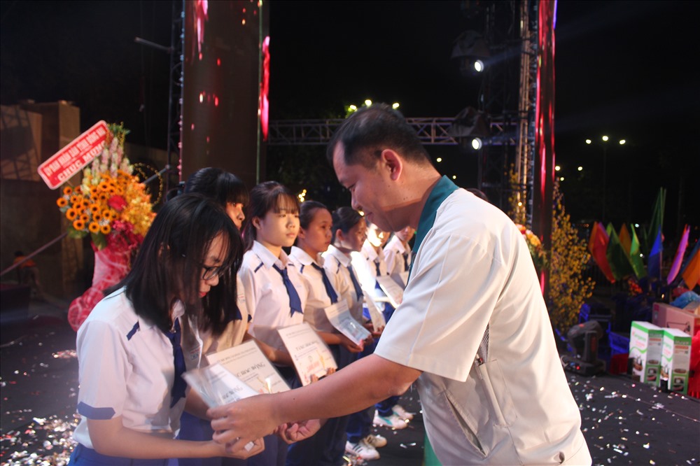 Lãnh đạo Cty Taekwang Vina trực tiếp mang niềm vui tới cho các con của công nhân Cty