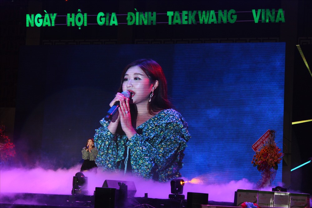Ca sĩ đến từ Hàn Quốc biểu diễn phục vụ hàng ngàn công nhân lao động tại Đồng Nai