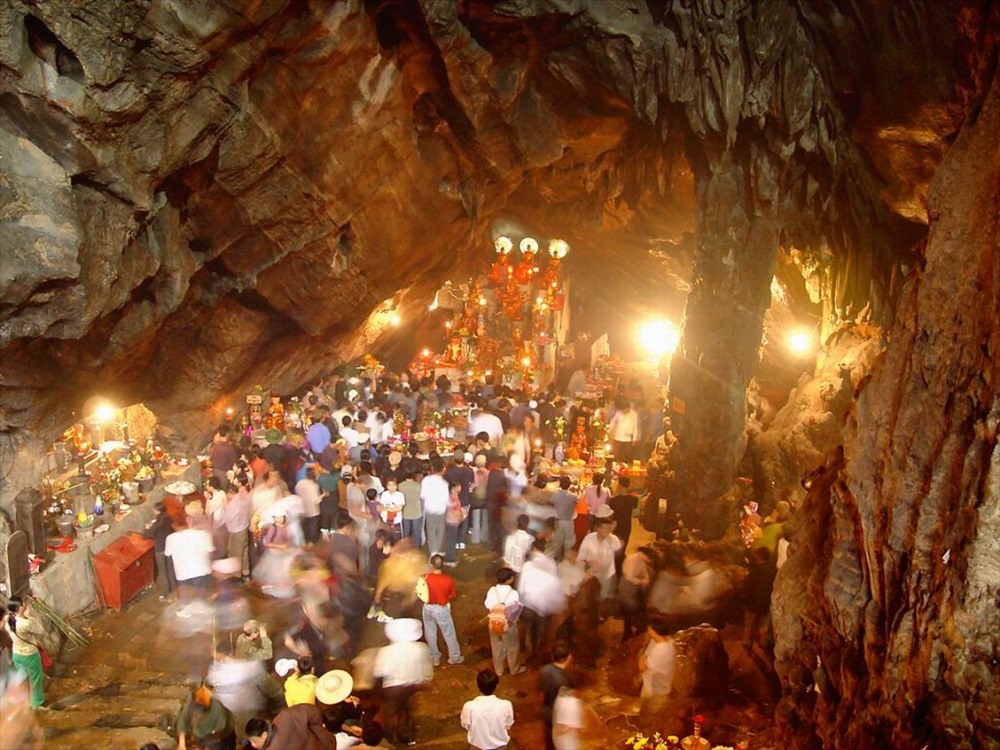 Tình trạng đông đúc chen lấn tại các tour du lịch tâm linh dịp Tết Nguyên đán. Ảnh: Vietgift Tourism