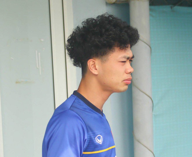 au thành công với chức vô địch AFF Cup 2018 cùng đội tuyển Việt Nam, tiền đạo thay đổi kiểu đầu xù mỳ Hàn Quốc.