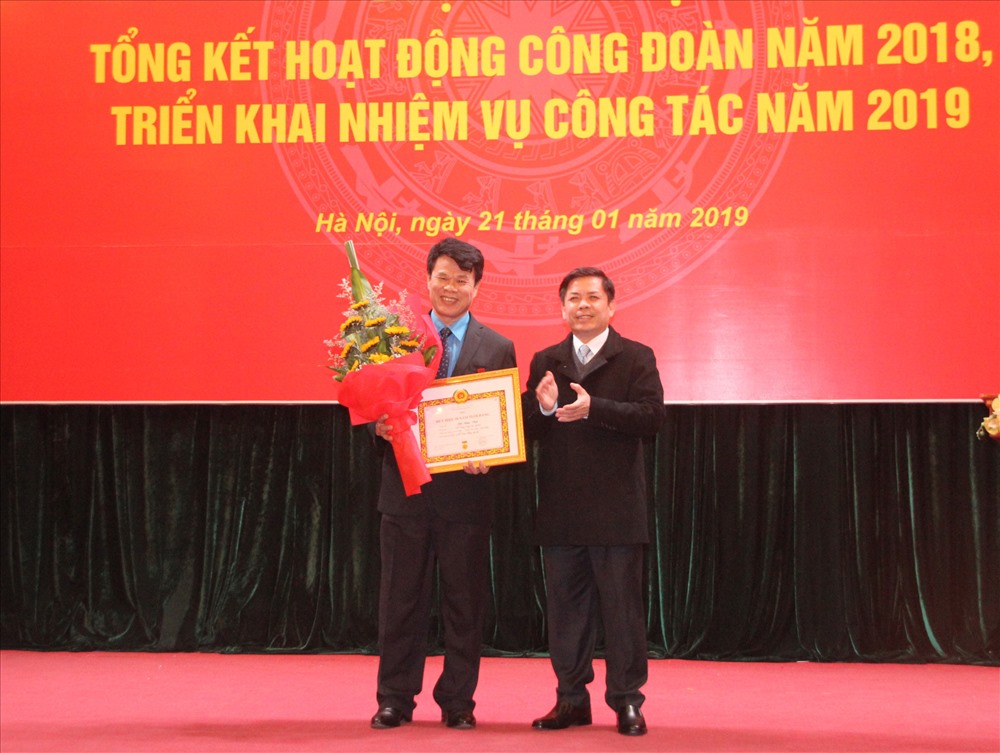 Bộ trưởng GTVT Nguyễn Văn Thể trao Huy hiệu 30 năm tuổi Đảng cho Chủ tịch CĐ GTVT VN Đỗ Nga Việt. Ảnh: V.L