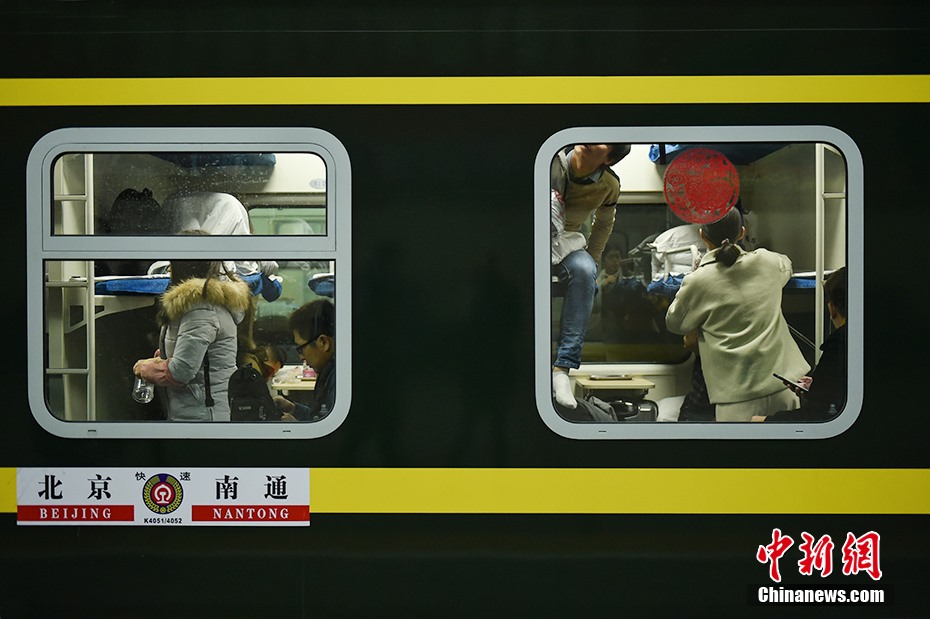 Trong ngày nay, người dân Trung Quốc sẽ di chuyển từ các thành phố về quê đoàn tụ với gia đình trong ngày Tết. 