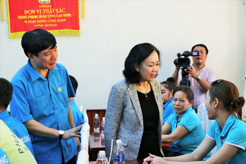 Bà Trương Thị Mai - Ủy viên Bộ Chính trị - Trưởng Ban dân vận Trung ương và ông Bùi Văn Cường – Chủ tịch Tổng LĐLĐVN thăm hỏi CNLĐ