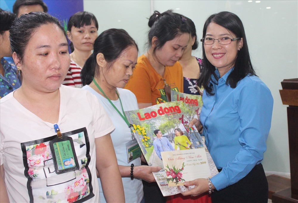 Bà Nguyễn Thị Như Ý - Chủ tịch LĐLĐ tỉnh Đồng Nai tặng quà cho NLĐ Cty Pouchen VN có hoàn cảnh khó khăn
