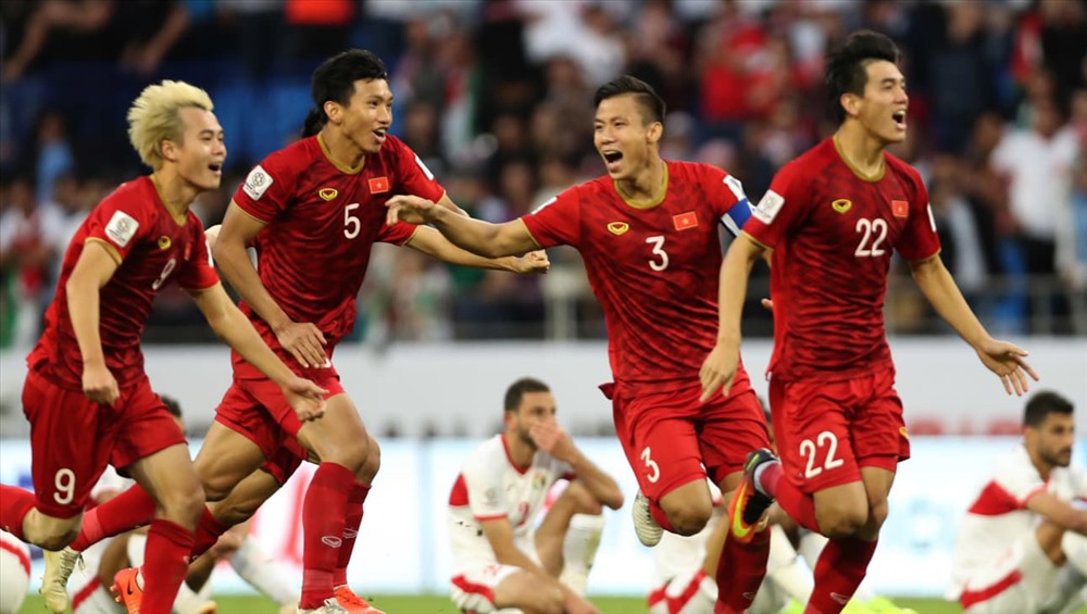 ĐT Việt Nam tiếp tục làm nên những bất ngờ và kì tích ở Asian Cup 2019 khi đoạt vé vào tứ kết. Ảnh: Hữu Phạm