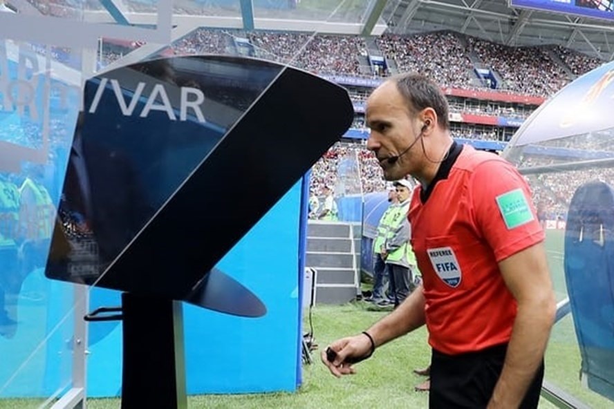 Công nghệ VAR đã được áp dụng ở nhiều giải đấu lớn. Ảnh FIFA