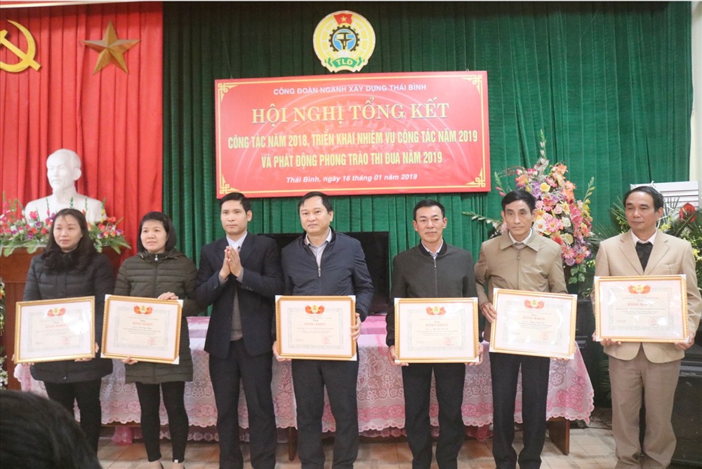 Các tập thể, cá nhân có thành tích xuất sắc trong phong trào thi đua nhận bằng khen của LĐLĐ tỉnh Thái Bình.