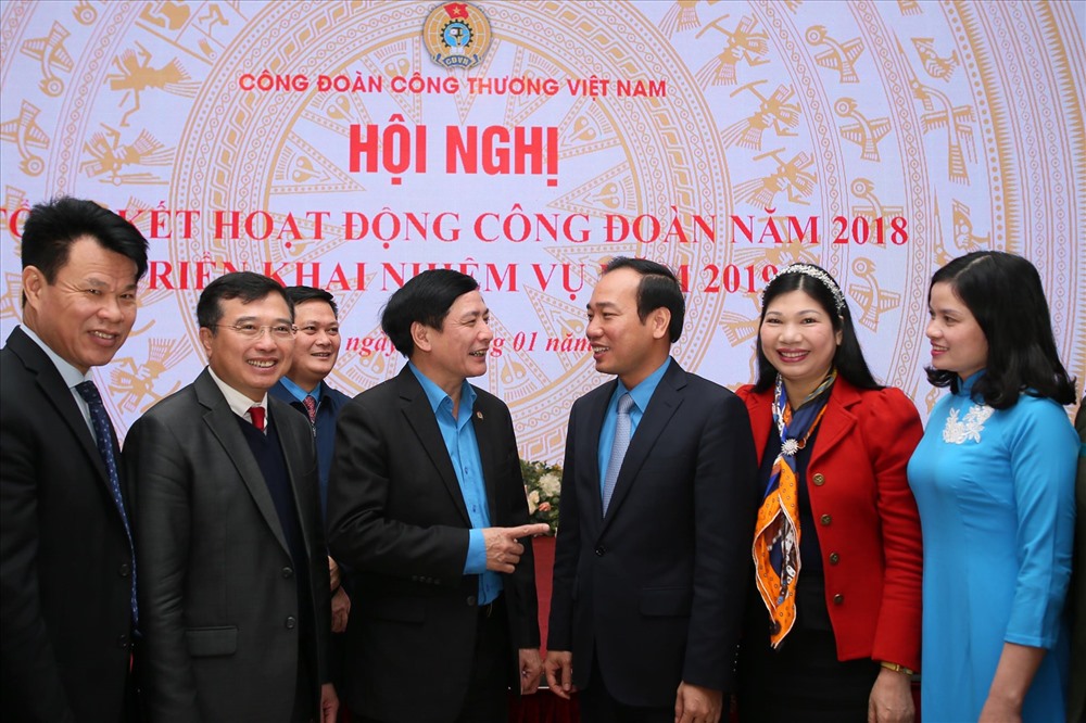 Chủ tịch Tổng LĐLĐVN Bùi Văn Cường (thứ 4 từ trái sang) căn dặn các cán bộ Công đoàn Công thương Việt Nam. Ảnh: Sơn Tùng 