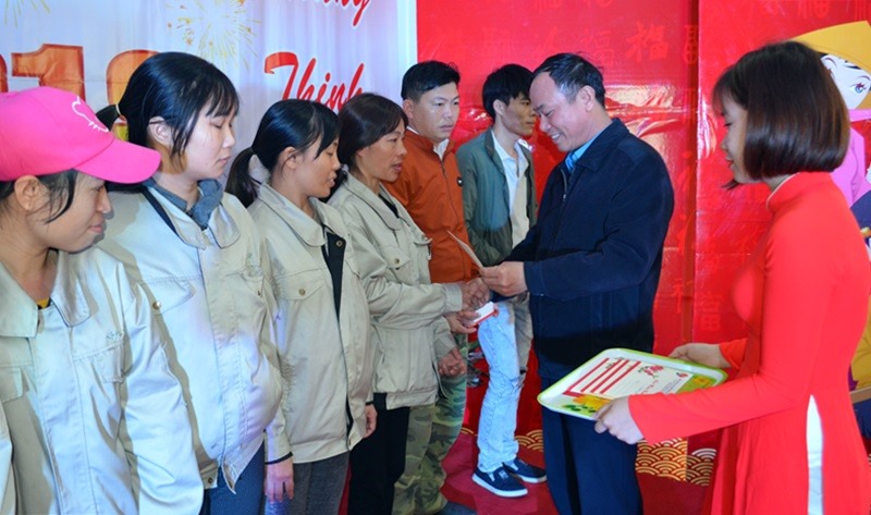 Phó Chủ tịch LĐLĐ tỉnh Đỗ Cao Thượng trao quà, động viên CNLĐ tại Tết sum vầy năm 2019. Ảnh: T.N.D