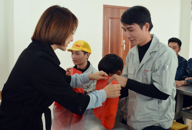 Bà Zhao Tông- Tổng Giám đốc Cty TNHH May mặc Hoa Lợi Đạt Việt Nam (KCN Cảng biển Hải Hà) trao quà cho CNLĐ trong doanh nghiệp. Ảnh: T.N.D