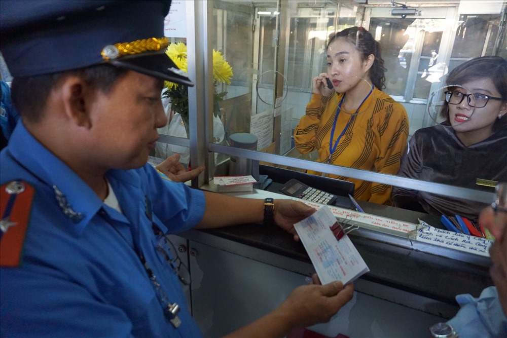 Thanh tra Sở Giao thông Vận tải TPHCM kiểm tra tình hình bán vé ở Bến xe Miền Đông.  Ảnh: M.Q