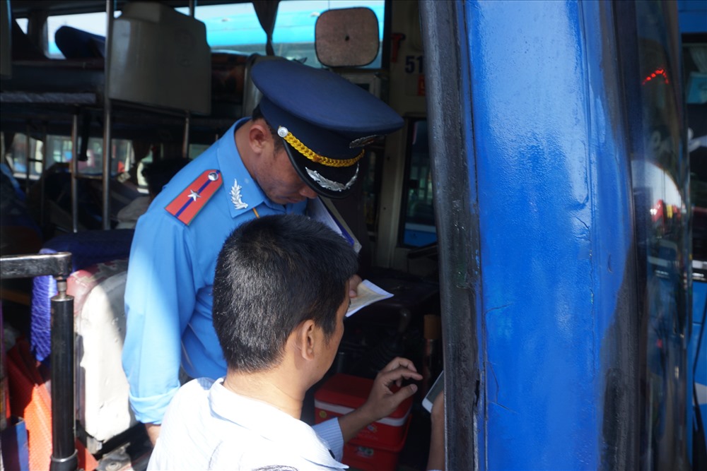 Thanh tra Sở GTVT kiểm tra điều kiện an toàn của xe khách tại Bến xe Miền Đông