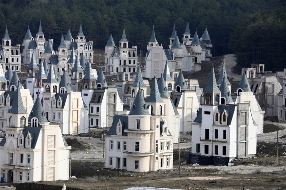 Các ngôi nhà đều trông giống nhau, các gác chuông màu xanh xám và đồ đạc theo phong cách Gothic, như  các lâu đài trong các bộ phim của Disney.