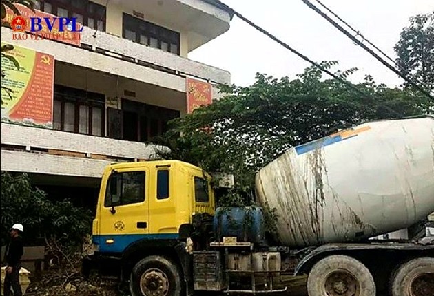 Chiếc xe bồn “bỗng nhiên” lao vào Trung tâm kế hoạch hóa gia đình huyện Hưng Nguyên, Nghệ An. Ảnh: baovephapluat.vn.