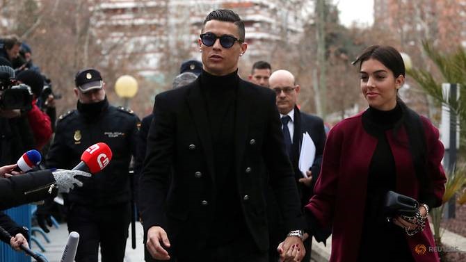 Ronaldo và vợ tới trình diện tòa án Madrid. Ảnh Reuters