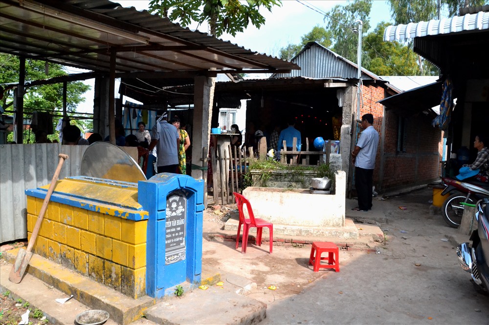 Ngôi nhà chen chân giữa khu vực đầy những ngôi mộ. Ảnh: Lục Tùng