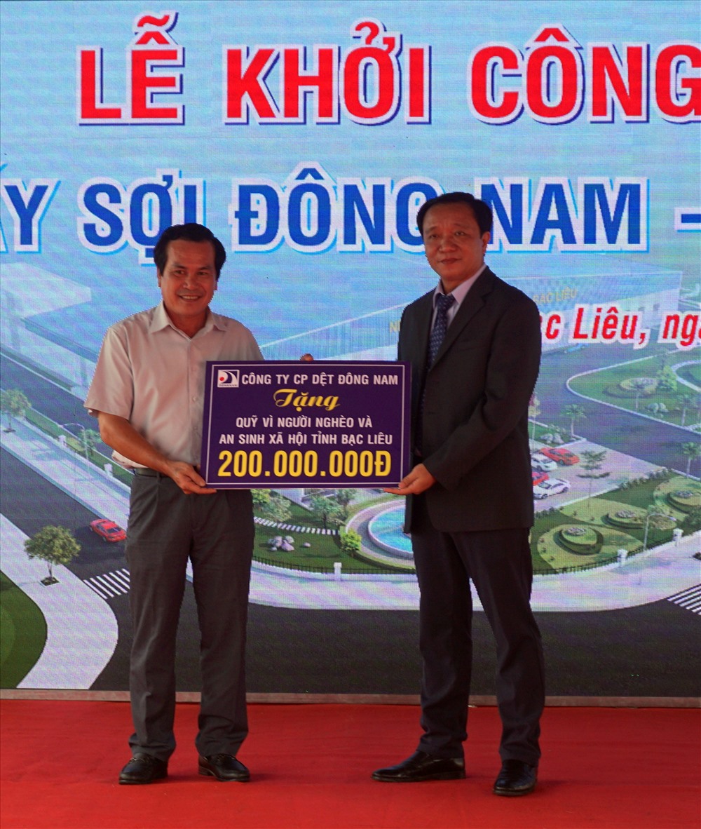 Tặng quỹ an sinh xã hội Bạc Liêu 200 triệu đồng Ảnh Nhật Hồ