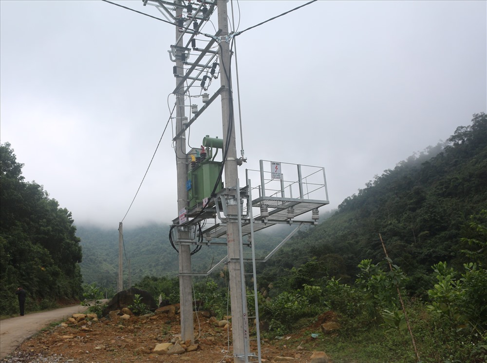 Một trong 2 trạm biến áp mới được dựng lên để cung cấp điện cho các hộ dân ở bản Lý Má Coọc, xã Quảng Sơn, huyện Hải Hà. Ảnh: Nguyễn Hùng