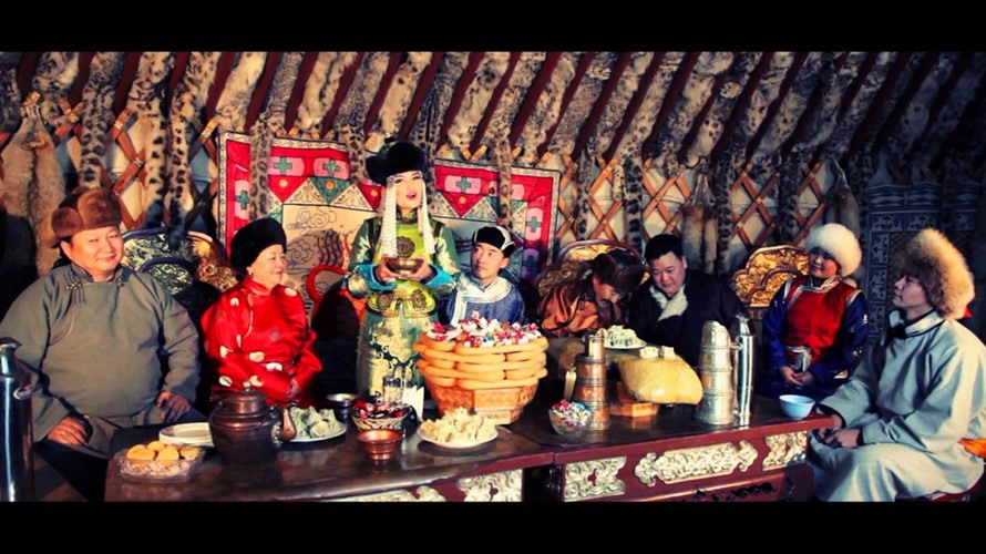 Vào thời khắc Giao thừa, người Mông Cổ thực hiện tục uống trà đầu năm.