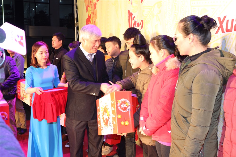 Phó Bí thư Thường trực Tỉnh ủy Sơn La Nguyễn Đắc Quỳnh tặng quà cho CNVCLĐ khó khăn.