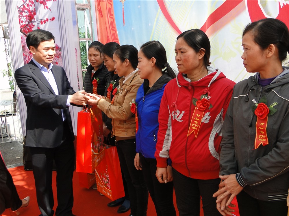 Chủ tịch LĐLĐ tỉnh Thái Bình Bùi Xuân Vinh trao quà cho CNLĐ khó khăn.