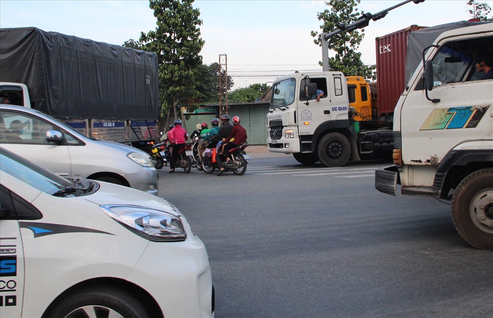 Khi muốn rang đường thì người đi xe máy phải lách qua đầu xe tải, xe container.