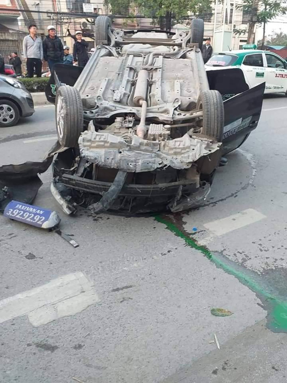 Phần đầu của chiếc xe bị hư hỏng nặng khiến 2 người bị thương.