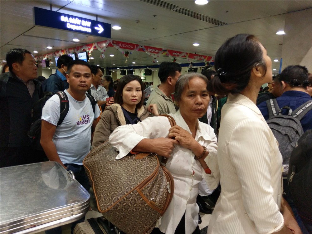 Hành khách Nguyễn Thị Nhung cho biết chuyến bay TPHCM - Hà Nội cất cánh lúc 6h nhưng chị phải tới sớm từ 2h và phải mất hơn 1 giờ đồng hồ xếp hàng mới đến lượt kiểm tra an ninh để vào phòng chờ.