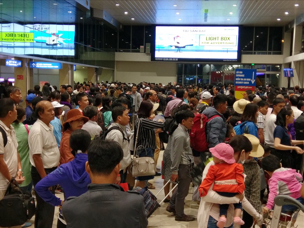 Do lượng hành khách dịp Tết nguyên đán tăng cao, giao thông trên các tuyến đường vào sân bay thường xuyên ùn ứ, hành khách nên đến khu vực làm thủ tục tại sân bay Tân Sơn Nhất trước từ 2-3 tiếng.