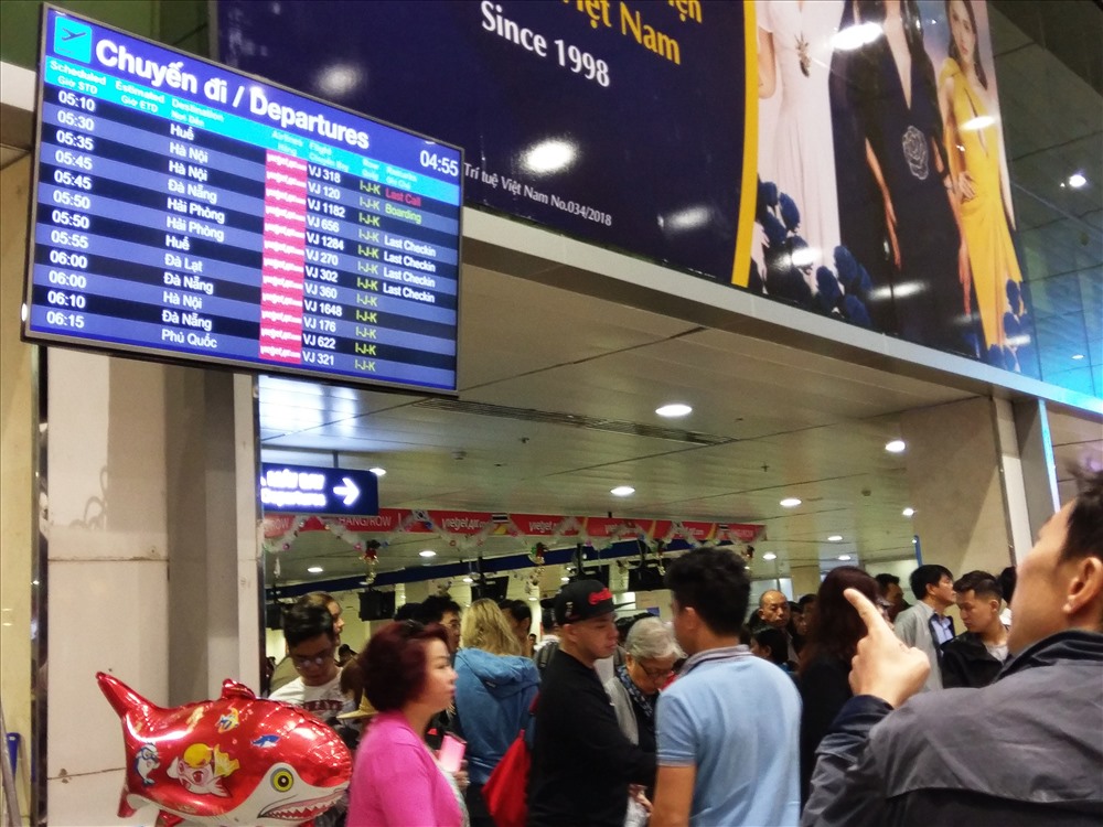 Bảng thông báo hiển thị thông tin các chuyến bay của Vietjet Air sáng nay. Những ngày cao điểm Tết, sân bay Tân Sơn Nhất phục vụ 806 - 820 chuyến bãy đi/đến sân bay Tân Sơn Nhất.