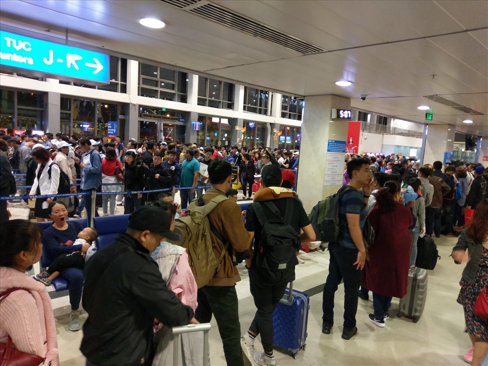 Thời gian chờ đợi làm thủ tục lâu do có quá nhiều người đổ về sân bay cùng một lúc, khiến cho nhiều người tỏ ra mệt mỏi.
