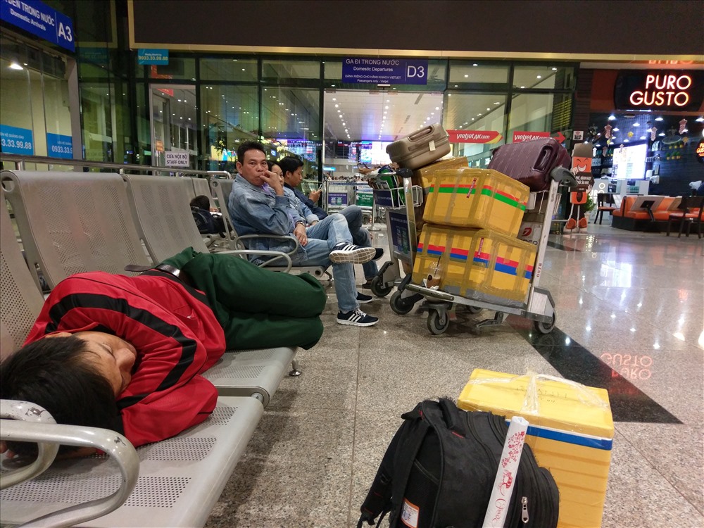 Một số khác di chuyển ra phía ngoài nằm ngủ với nhiều hành lý mang theo.