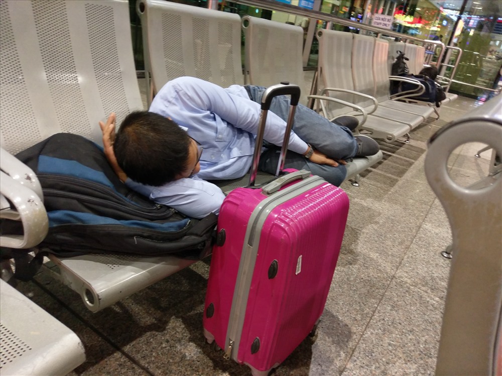 Hình ảnh nhiều hành khách tranh thủ ngủ không còn lạ khi đến ga quốc nội sân bay Tân Sơn Nhất trong những ngày giáp Tết.