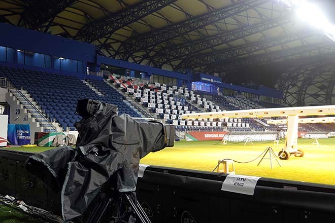 Bên cạnh đó, sân được trang bị hệ thống camera hiện đại sẵn sàng đưa hình ảnh cuộc đối đầu kịch tính giữa hai đội tuyển.