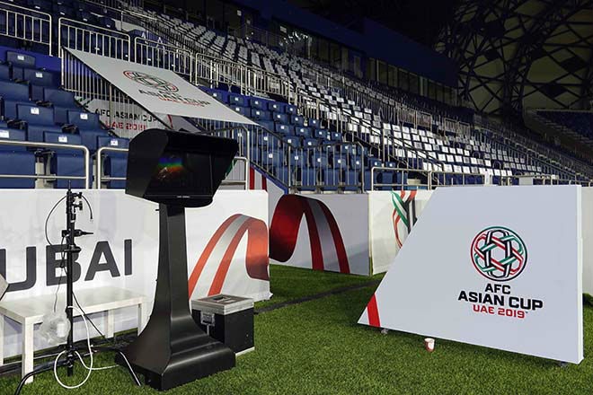 Điểm nhấn đáng chú ý nhất, là trận đấu đầu tiên được áp dụng công nghệ hỗ trợ trọng tài VAR ở Asian Cup 2019. Màn hình VAR được đặt ở trước khu vực khán đài A sẵn sàng phục vụ trận đấu.