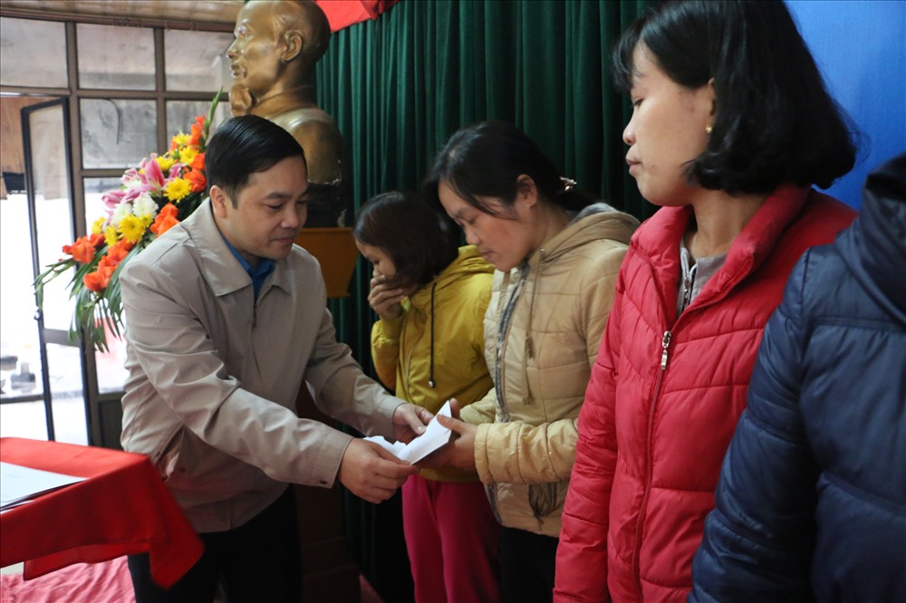Phó Chủ tịch Thường trực LĐLĐ tỉnh Hoà Bình Nguyễn Đức Thuận tặng quà Tết cho NLĐ.
