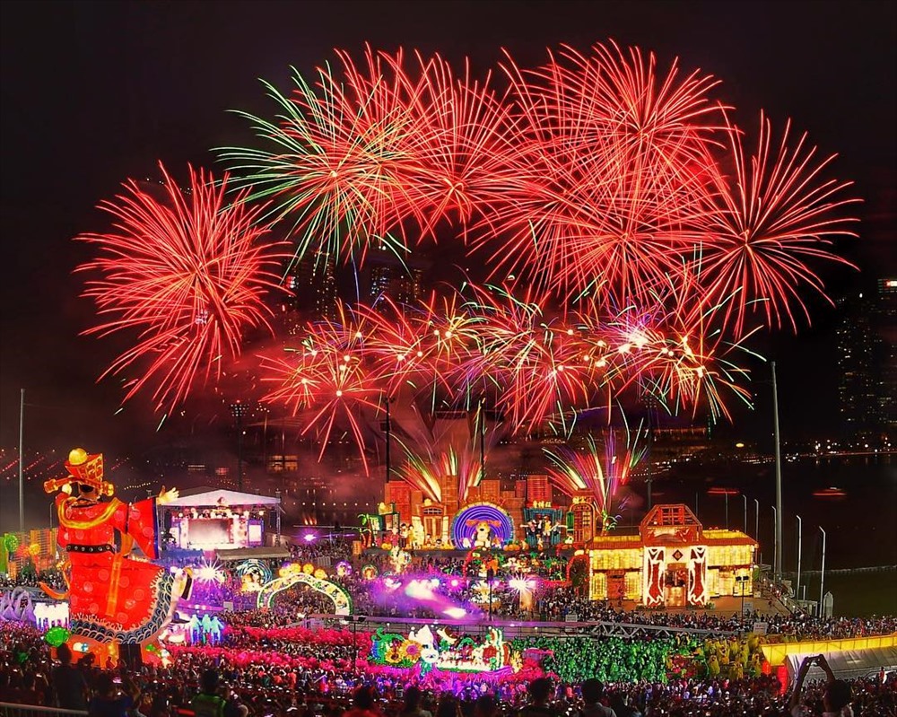 Người dân Singapore cùng khách du lịch tham gia các hoạt động và chiêm ngưỡng pháo hoa tại lễ hội “Rinver Hongbao“.