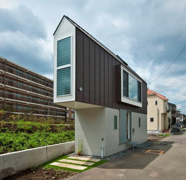 Căn nhà này được xây dựng trên một mảnh đất chéo vát hình thang, diện tích chỉ vỏn vẹn 29m2 ở Horinouchi, Suginami, Tokyo.