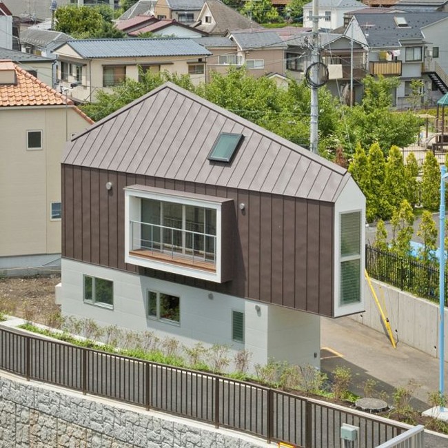 Nhìn bên ngoài, căn nhà như một mô hình đồ chơi, thế nhưng, diện tích sử dụng bên trong của nó lên tới 55m2.