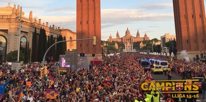 Quảng trường La Flace (Barcelona) chật kín người trong buổi lễ ăn mừng chức vô địch La Liga 2016 của CLB Barca.