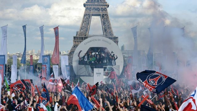 Còn đây là hình ảnh tại buổi lễ ăn mừng chức vô địch Ligue 1 năm 2013 của PSG tại Paris (Pháp) với tràn ngập khói và cờ.