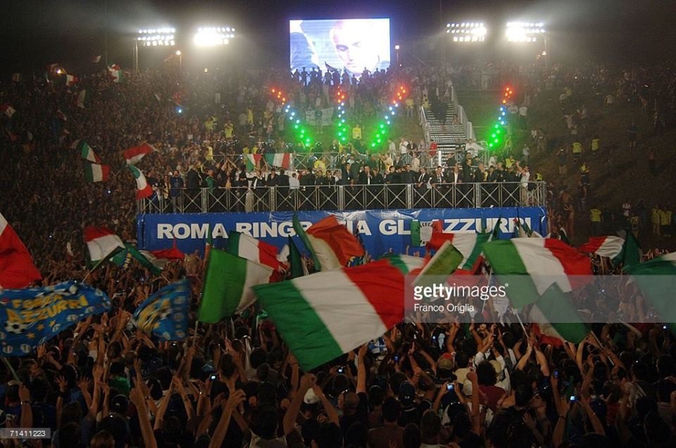 Trái ngược với các buổi lễ ăn mừng tại Đức và Tây Ban Nha, người Ý ăn mừng chức vô địch thế giới năm 2006 một cách khá khiêm tốn khi không tổ chức lễ diễu hành mà chỉ làm lễ “khoe” cúp ở quảng trường Circo Massimo (Roma).