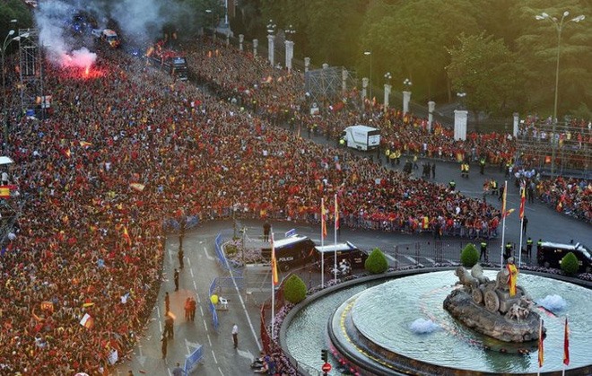 Hình ảnh tại Quảng trường Celeles - nơi Đội tuyển Tây Ban Nha “khoe cúp” vô địch Euro 2012 cùng người hâm mộ (7/2012).