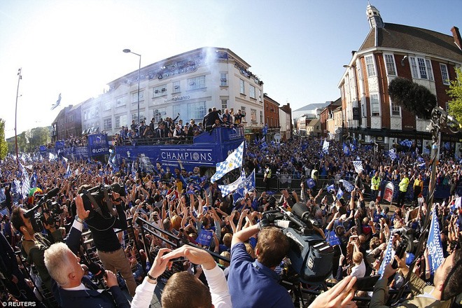 Lễ ăn mừng chức vô địch siêu hoành tráng của đội bóng “tí hon” Leicester City khi lần đầu tiên trong lịch sử vô địch Ngoại hạng Anh 2016. Trong lễ ăn mừng này, Bầy Cáo sử dụng tới 4 chiếc xe bus diễu hành (trong khi, thông thường các đội bóng khác chỉ sử dụng 1 chiếc xe bus) và có tới 24.000 fan của Leicester City tham dự ngày hội bóng đá này.