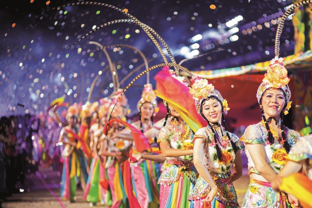 Tên gọi Chingay theo tiếng Hoa có nghĩa là “nghệ thuật trang phục và hoá trang“. Hoạt động này có ý nghĩa đặc biệt với người dân Singapore vì vừa vui chơi, vừa thắt chặt tình đoàn kết giữa các sắc tộc trong nước và với các cộng đồng dân tộc trên toàn thế giới.