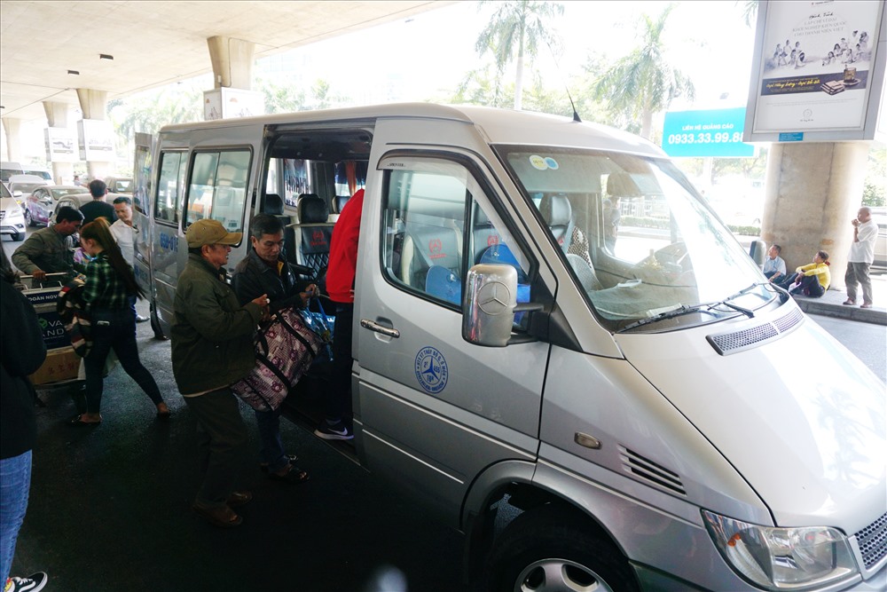 Có nhiều gia đình ở các tỉnh đã thuê hẳn ô tô loại 16 chỗ để chở hơn 10 người đến sân bay đón Việt kiều.
