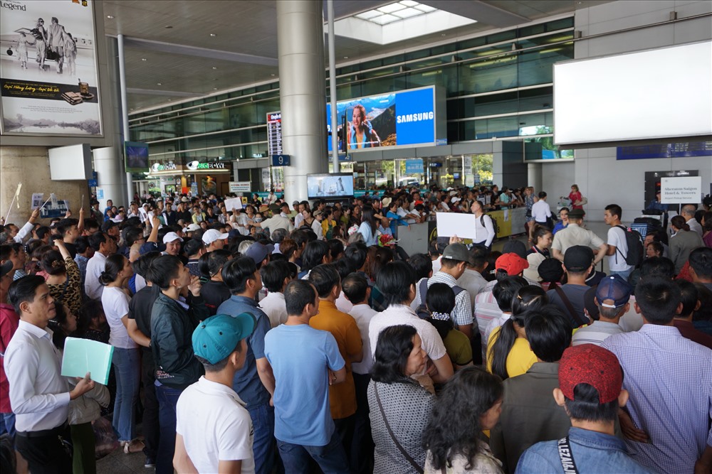 Do lượng người đến đón quá đông nên sảnh ga quốc tế gần như không còn chỗ trống, nhất là khu vực cửa đi ra. 
