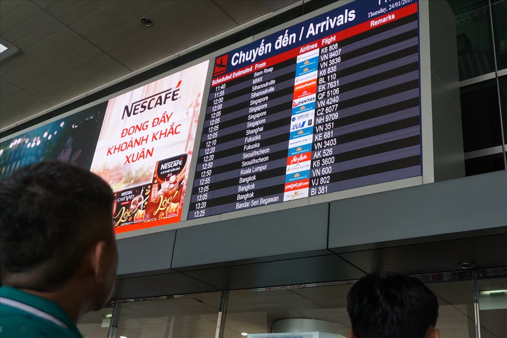 Càng về trưa, hàng loạt chuyến bay từ Australia, Singapore, Mỹ, Hàn Quốc… liên tục hạ cánh đưa Việt kiều về quê ăn Tết.