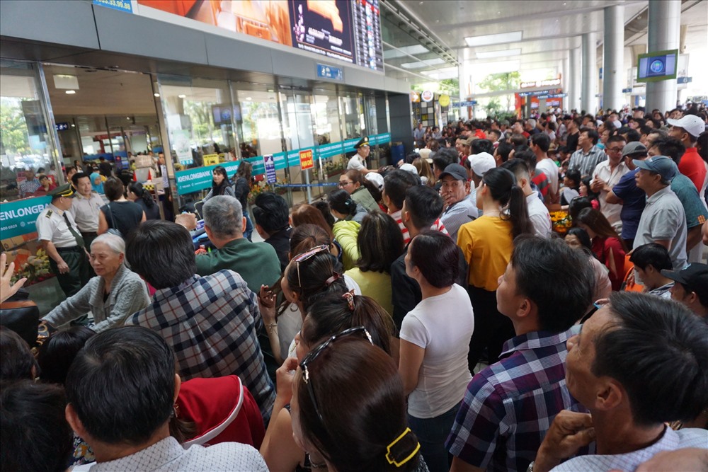 Lãnh đạo CHKQT Tân Sơn Nhất khuyến cáo người dân không nên đi đón thân nhân quá đông nhằm giảm áp lực cho khu vực sân bay.