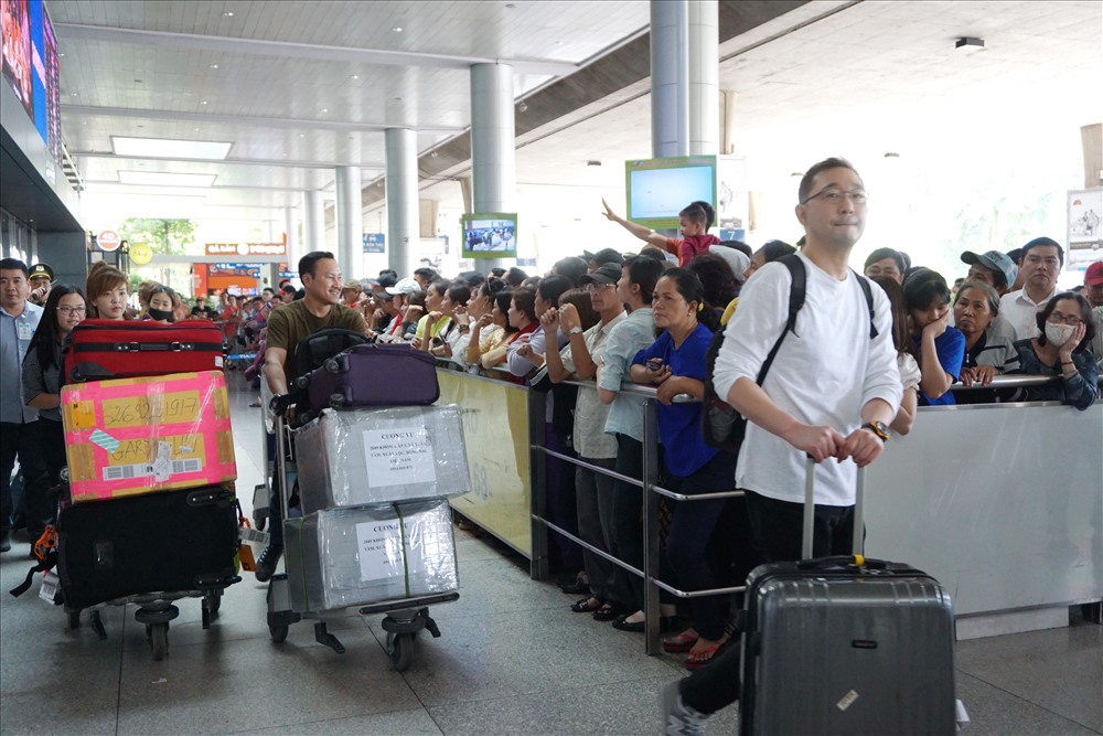 Những ngày này, ga quốc tế Cảng hàng không quốc tế Tân Sơn Nhất náo nhiệt hơn ngày thường do lượng khách Việt kiều về quê ăn Tết tăng đột biến. 